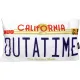 Frontansicht des Dekokissen im Nummernschild-Design - Schriftzug "California - OUTATIME"