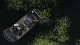 Zwei Leute in Grassrivers in einem Sumpfboot aus der Vogelperspektive, umgeben von Alligatoren. Ein Mann zielt mit einer Waffe auf den Alligator, der ihm am nächsten ist.