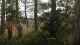 Zwei Leute mit Gewehren laufen im Mount-Kalaga-Nationalpark nebeneinander durch den Wald.