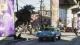 Eine Straße in Vice City, auf der Autos fahren und Leute mit Dirtbikes und Quads Tricks ausführen.